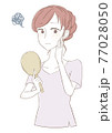 肌の悩みを抱えたしみのある女性 77028050