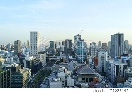 大阪市中央区本町付近の街並み 77028145