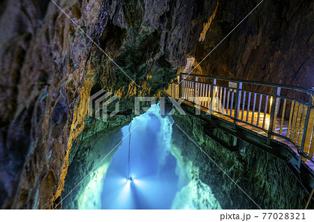 岩手県　岩泉町の龍泉洞　(第二地底湖) 77028321