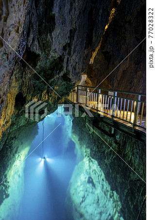 岩手県 岩泉町の龍泉洞 (第二地底湖) 岩手県 岩泉町の龍泉洞 (第二地底湖) 77028322