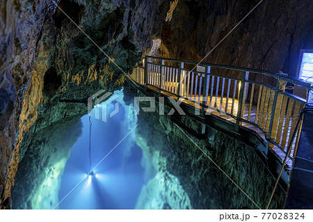 岩手県 岩泉町の龍泉洞 (第二地底湖) 岩手県 岩泉町の龍泉洞 (第二地底湖) 77028324