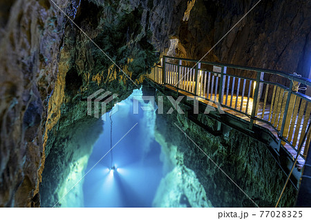 岩手県 岩泉町の龍泉洞 (第二地底湖) 岩手県 岩泉町の龍泉洞 (第二地底湖) 77028325