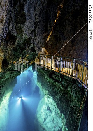 岩手県 岩泉町の龍泉洞 (第二地底湖) 岩手県 岩泉町の龍泉洞 (第二地底湖) 77028332