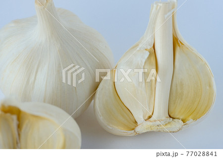【野菜】ニンニク・半分に割ったニンニク 77028841