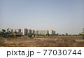 インドの新興住宅と空き地 77030744
