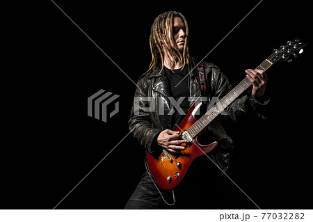 Musician playing electric guitar 77032282