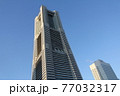 見上げるランドマークタワー 77032317