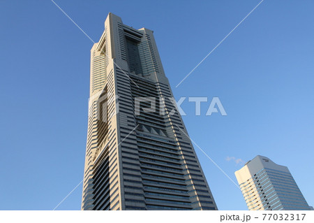 見上げるランドマークタワー 見上げるランドマークタワー 77032317