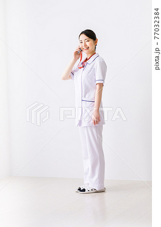 急患の連絡を受ける看護師 77032384