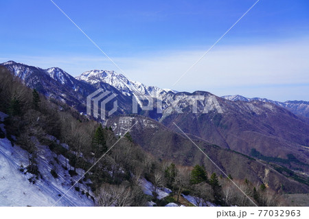新穂高ロープウェイからの残雪の焼岳 77032963