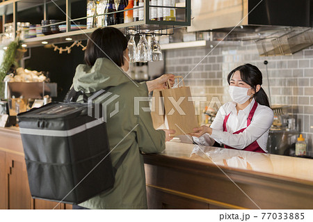 飲食店 デリバリー 配達員 77033885