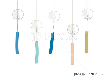 並べて飾った色々な風鈴 77034337