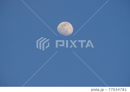 夕方の月（13夜月、月齢12）・2021年4月24日 77034781