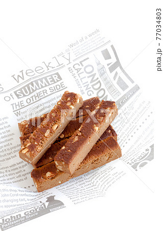 栄養補助食品のエネルギーバー【白背景】 栄養補助食品のエネルギーバー【白背景】 77034803