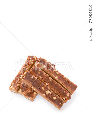 栄養補助食品のエネルギーバー【白背景】 77034810