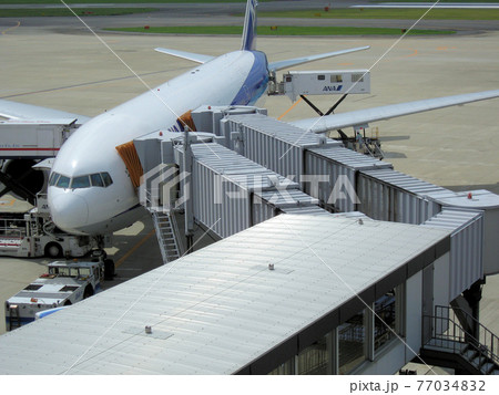 飛行機に乗るときに通るボーディングブリッジ 77034832