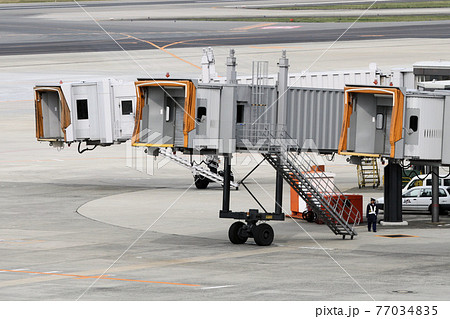 飛行機に乗るときに通るボーディングブリッジ 77034835