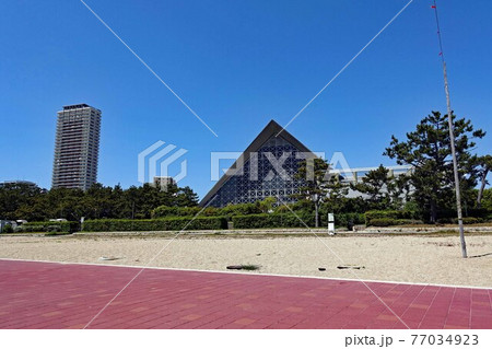 夏イメージ　青空の須磨海岸 77034923