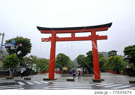 神奈川県 雨の鎌倉 鶴岡八幡宮 6月 大鳥居の写真素材