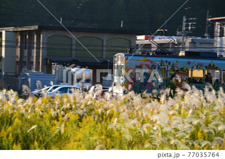 電車　秋の伊賀鉄道 77035764