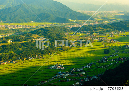 夏の田園風景（夕方）：平丸峠より飯山市の眺め 77036284