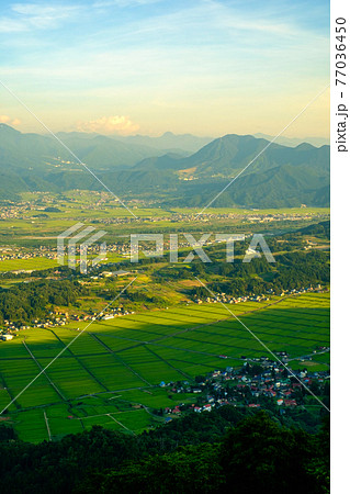 平丸峠から飯山市の眺め（夏・夕景） 77036450