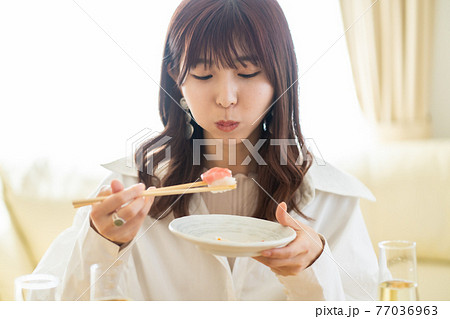ホームパーティーをする若い女性 77036963