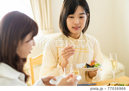 ホームパーティーをする若い女性 77036966