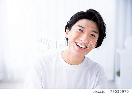 笑顔の男性 77036970