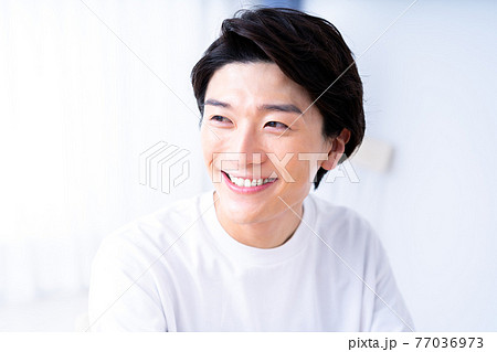 笑顔の男性 笑顔の男性 77036973