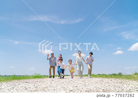 青空の下、手をつなぎ走る三世代家族 青空の下、手をつなぎ走る三世代家族 77037262