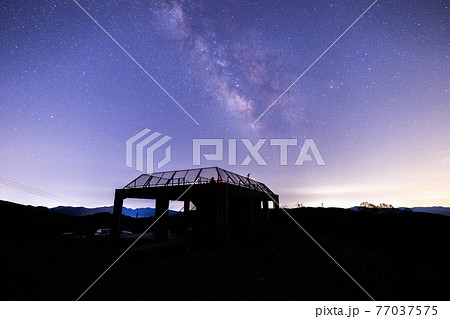 《山口県 秋吉台》秋吉台東 (長者ヶ峰) 展望台と星空 《山口県 秋吉台》秋吉台東 (長者ヶ峰) 展望台と星空 77037575