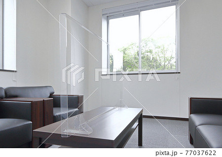 コロナウイルス対策した応接室 77037622