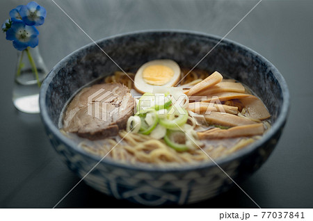 湯気が立ってる醤油ラーメン 湯気が立ってる醤油ラーメン 77037841