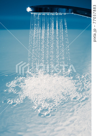douche filling a bathtub with water stream douche filling a bathtub with water stream 77037883