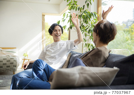 休日のカップルの写真素材