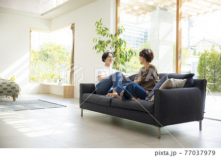 休日のカップル 77037979