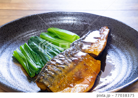 鯖の煮付けと小松菜 77038375