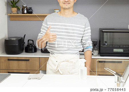 キッチンに立つ男性 キッチンに立つ男性 77038443