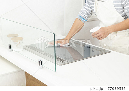 IHを掃除する男性 77039555