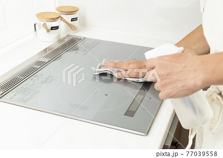 IHを掃除する男性 77039558