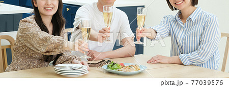 自宅でホームパーティーをする人々 77039576