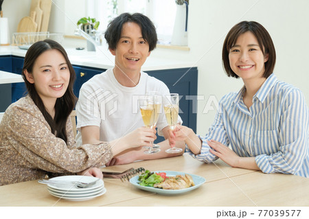 自宅でホームパーティーをする人々 77039577