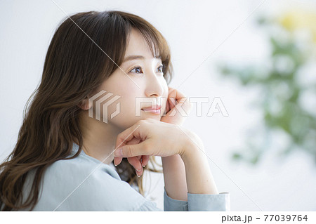 女性　朝　ビューティー 77039764