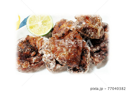家庭的で素朴な自家製の「鶏モモ肉の竜田揚げ(唐揚げ)」水彩画風  絵手紙 77040382