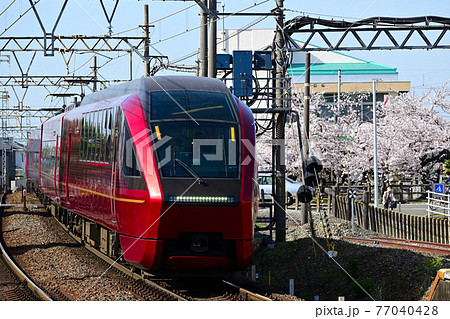 近鉄特急（新型車両）　ひのとり　春桜満開 77040428