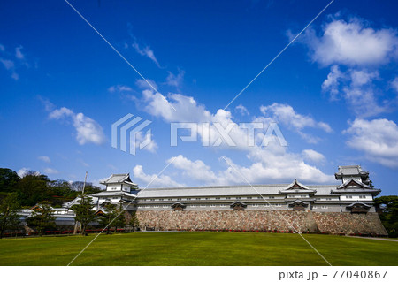 ツツジ咲く金沢城公園の春景色 77040867