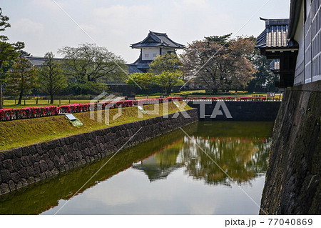 ツツジ咲く金沢城公園の春景色 77040869