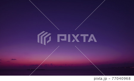 沖縄の綺麗な海の風景夕景 77040968