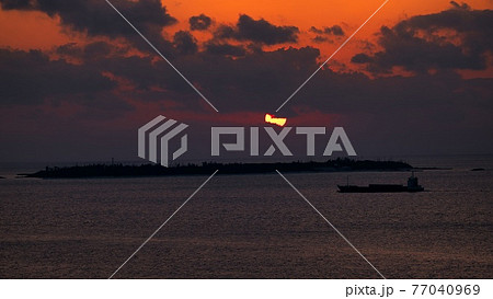 沖縄の綺麗な海の風景夕景 77040969